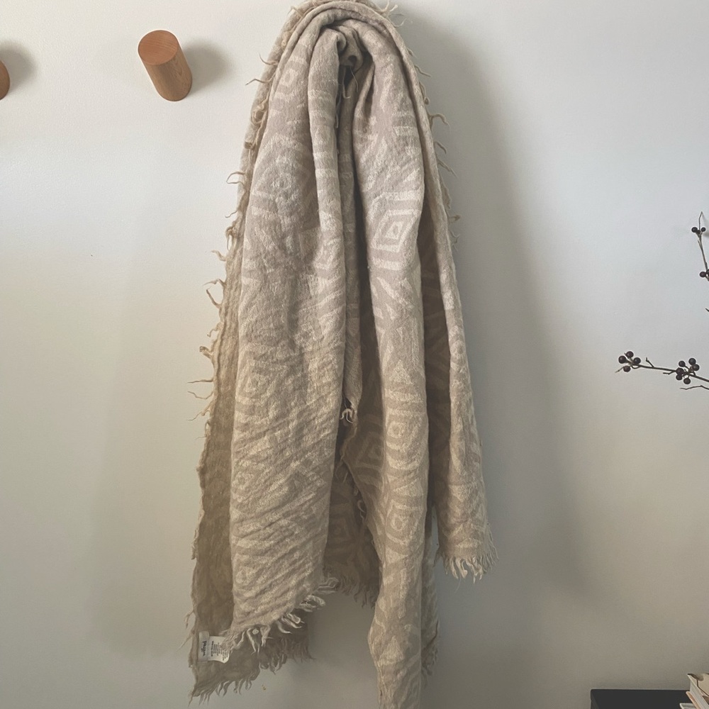 Aritzia WILFRED Wool blanket scarf in beige/ivory